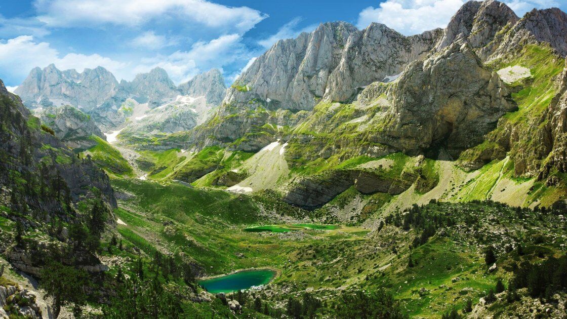 Глубокие каньоны и живописные речные долины делают Албанию необычайно красивой страной.