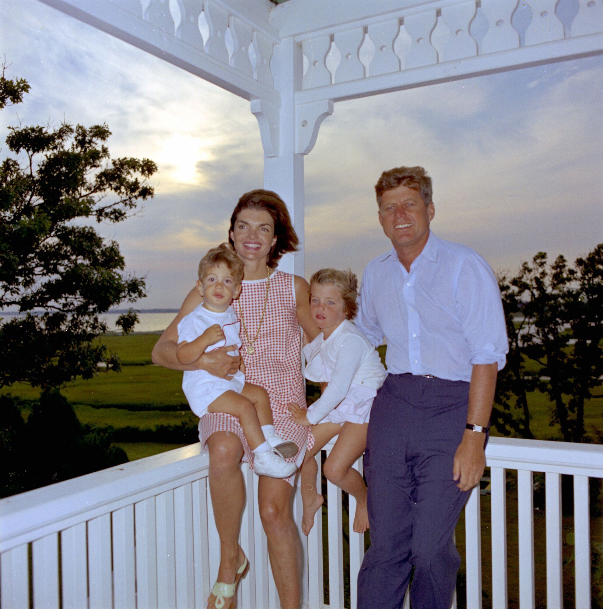 Джон та Жаклін Кеннеді з дітьми