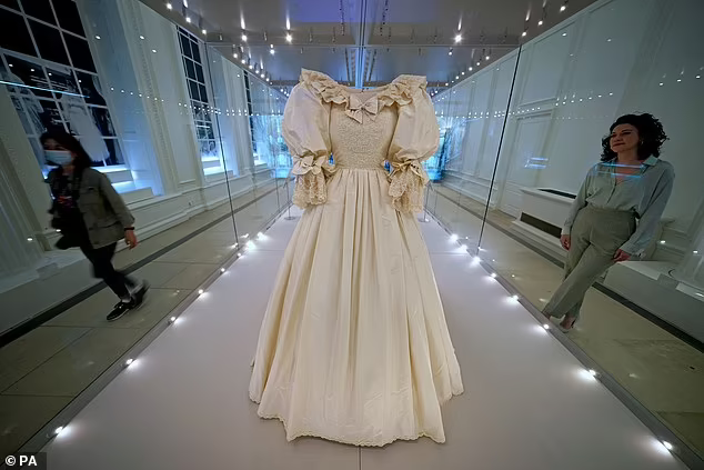 Весільну сукню принцеси Діани виставили в Кенсингтонському палаці