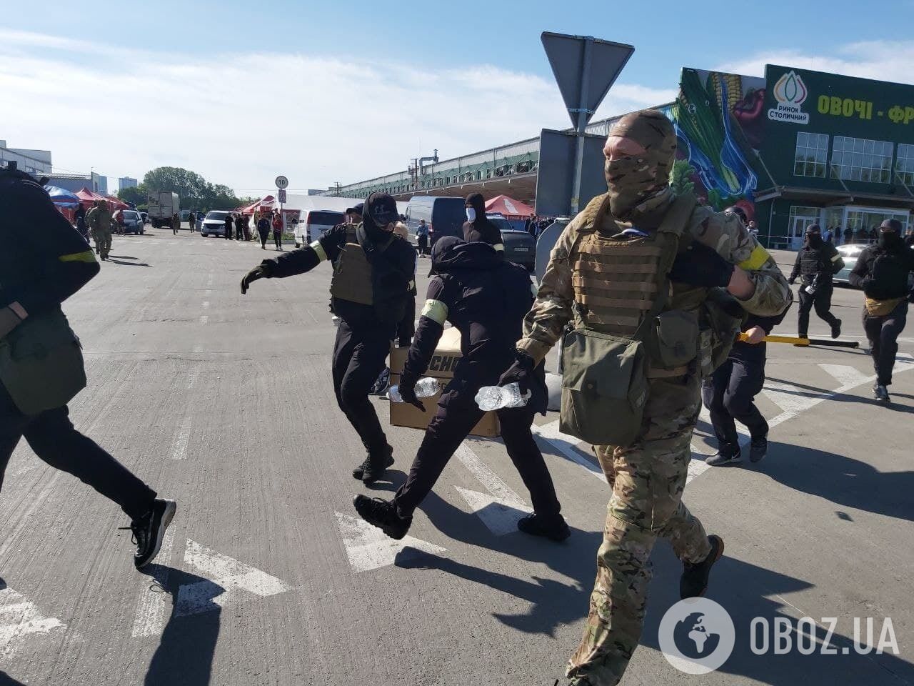 Вооруженные титушки проникли на рынок "Столичный": прибыл спецназ полиции и Нацгвардия. Все детали, фото и видео