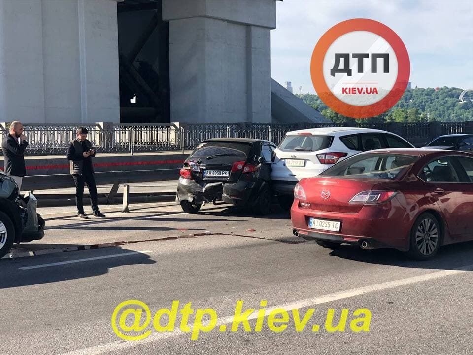 У Києві під Подільсько-Воскресенським мостом сталась потрійна ДТП.