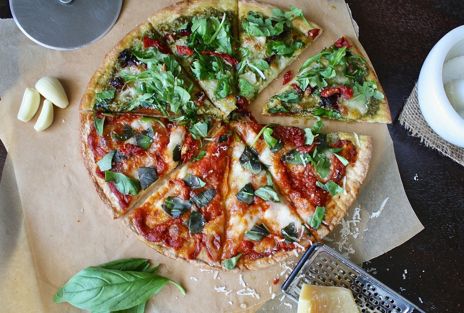 В пиццу можно добавить зелень, чеснок – это придаст еще большего аромата
