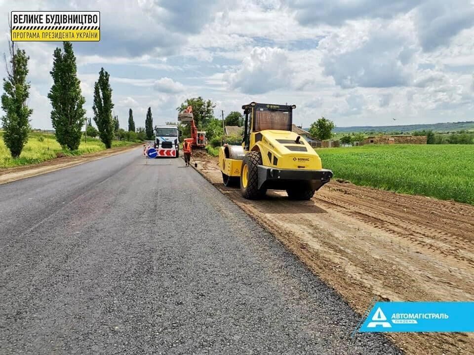 Влаштування верхнього шару зі щебенево-мастикової асфальтобетонної суміші на ділянці дороги Р-33