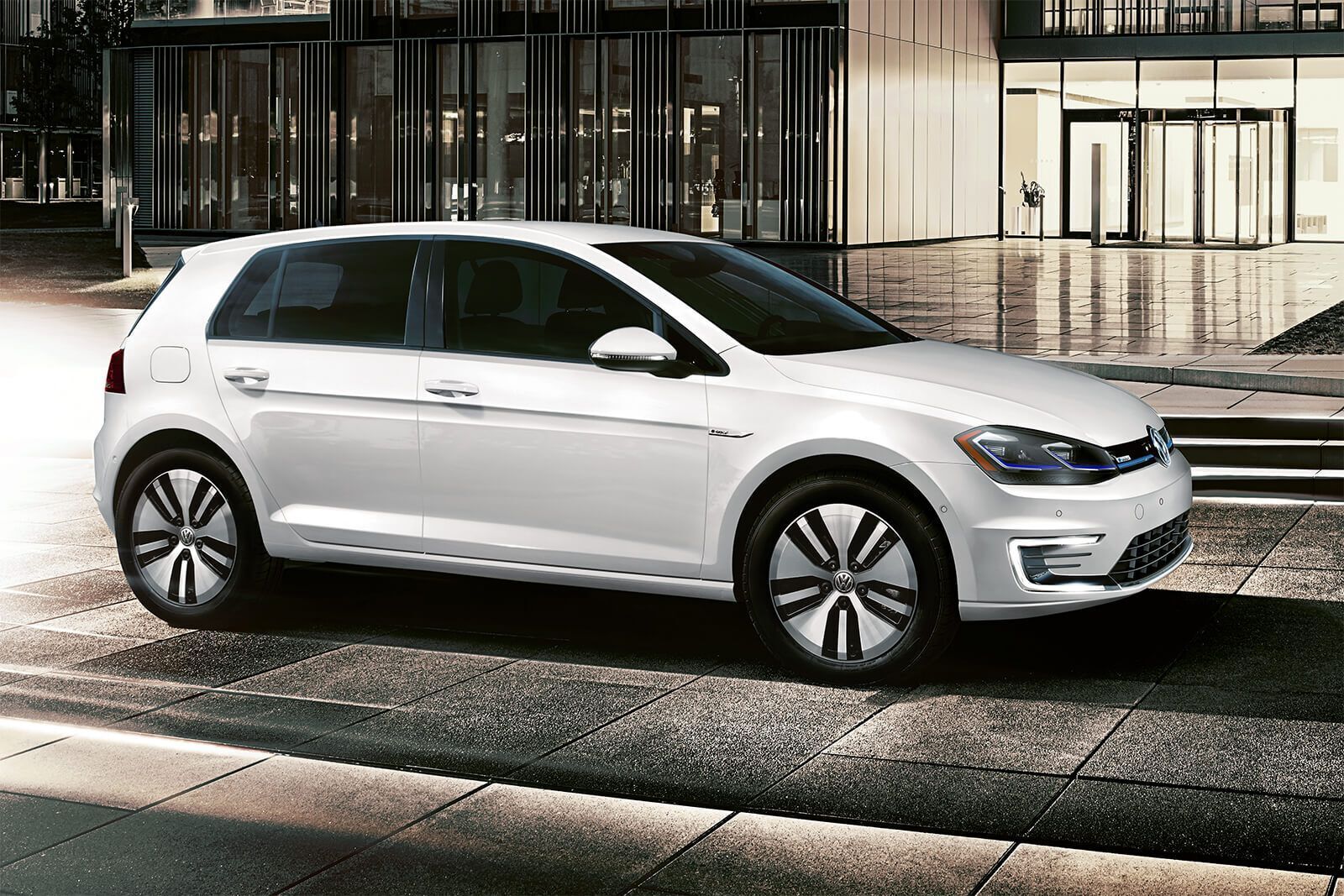 Volkswagen e-Golf Electric – це просторий та безпечний електрокар