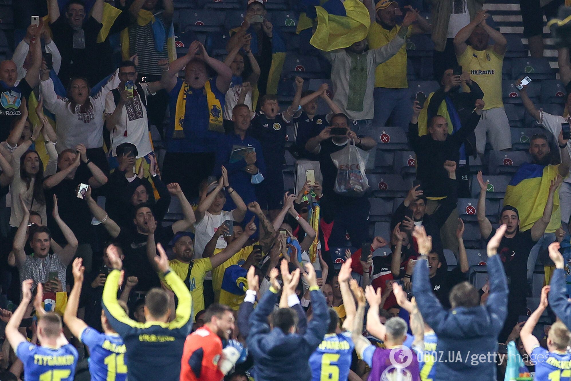 Украинские фанаты приветствуют команду.