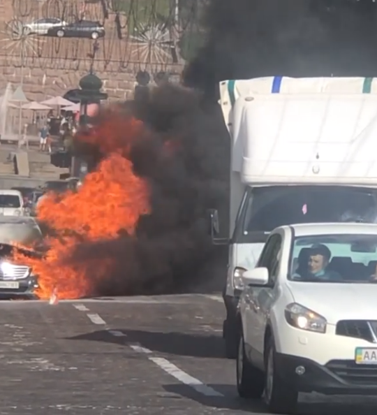 Автомобиль в центре Киева загорелся во время движения.
