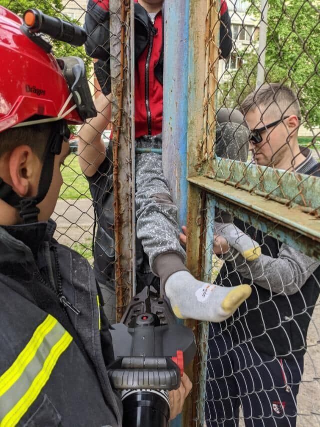 Ногу мальчика деблокировали с помощью специнструмента.