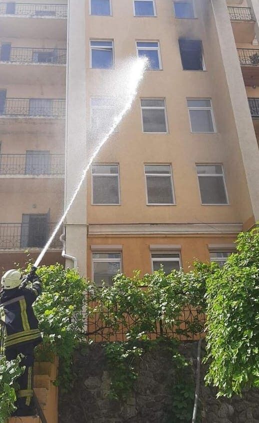 Под Киевом во время пожара в многоэтажке спасли двоих детей.