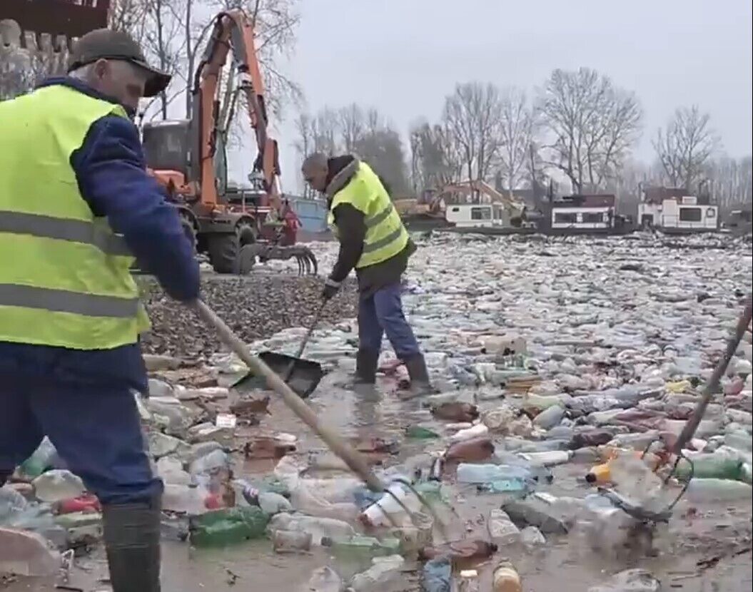 Украинский мусора вылавливают из Тисы в Венгрии