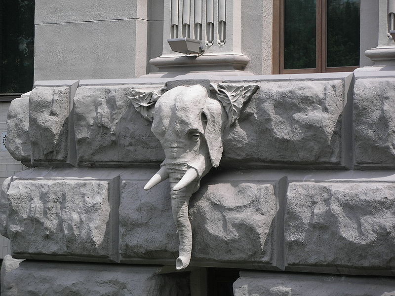 "Будинок з химерами" прикрашають скульптури тварин і чудовиськ.