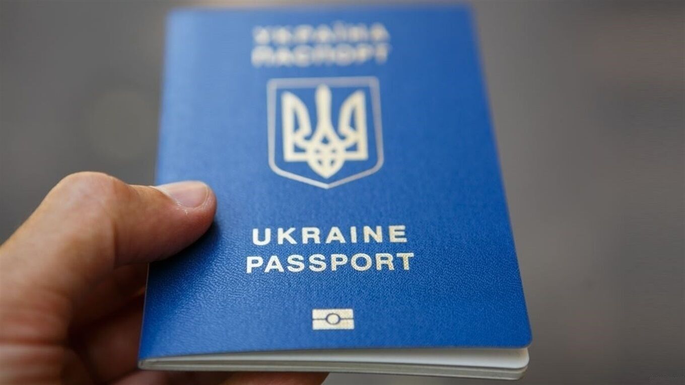 Украинцам придется поменять паспорта и отказаться от книжечек: какие новшества подготовили в Раде