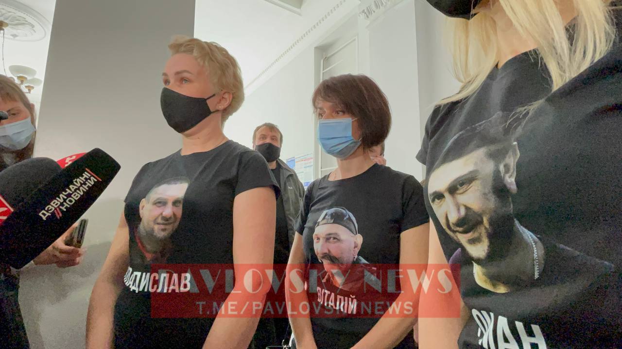Дружини убитих прийшли в суд із їхніми фото на футболках