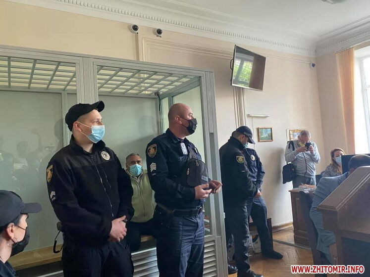 Масовий розстріл на Житомирщині: дружини убитих прийшли в суд із їхніми фото на футболках. Відео