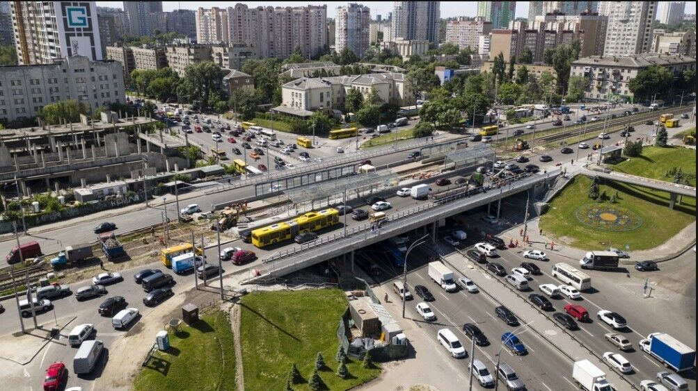 Кличко показав, як проходить ремонт Індустріального моста в Києві.