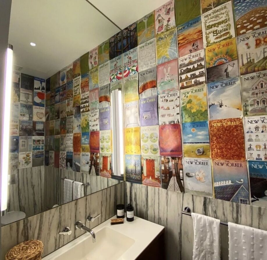Стены ванной украшают обложки разных выпусков New Yorker