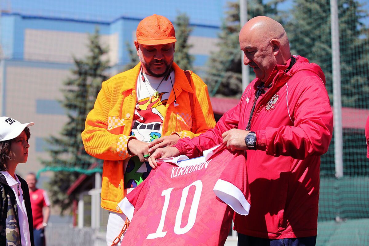 Киркорову подарили футболку сборной России.