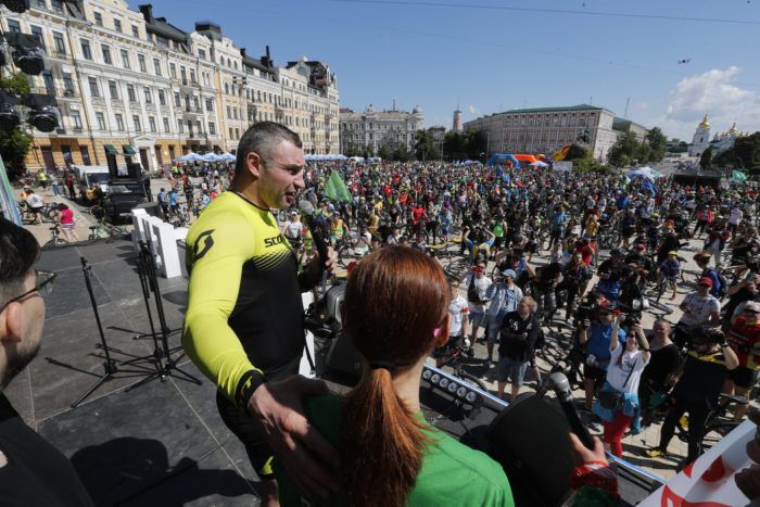 Кличко принял участие в Велодне и дал старт велопараду. Фото