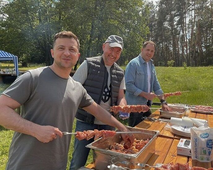 Зеленский с журналистами готовил шашлык.