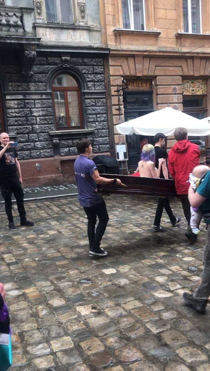 По центру Львова носили обнаженную девушку в гробу