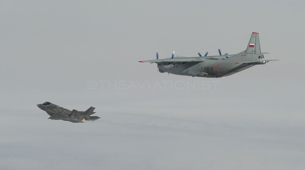 Перехват российского Ан-12.