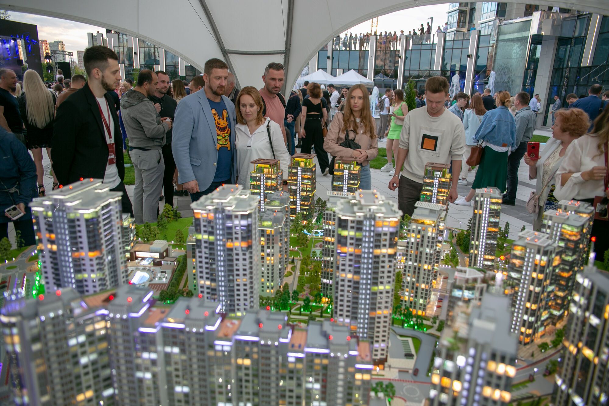 В ЖК "Новопечерские Липки" появился новый фонтанный комплекс с водопадом
