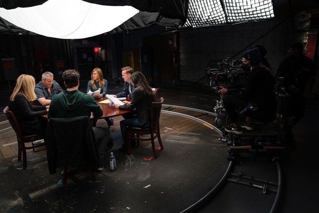 Камера зафіксувала момент, коли всі актори кінострічки сиділи за одним столом і читали сценарій
