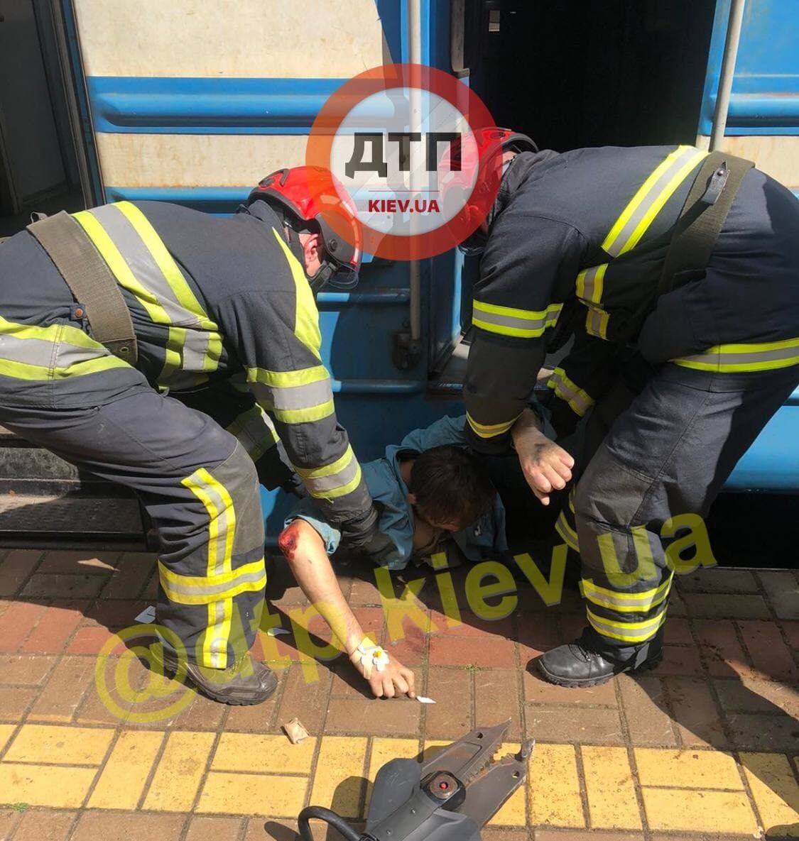 Тело потерпевшего деблокировали с помощью специнструмента.