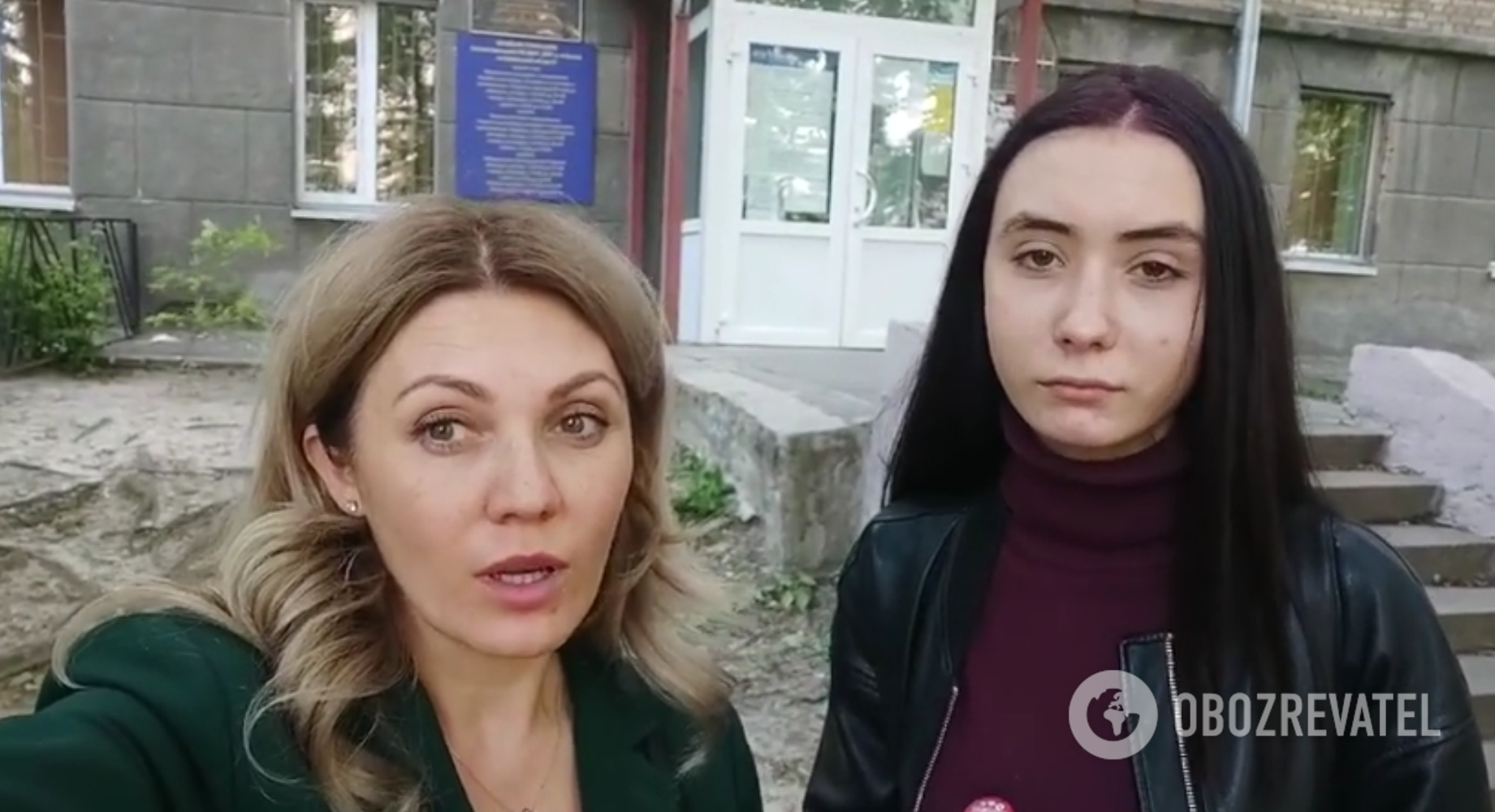 Ксенія Фролова й активістка Наталія Лютикова під дверима ДМСУ. Завдяки розголосу вдалося знайти сусідів дівчини.