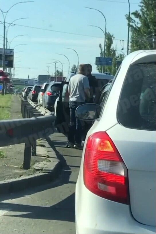 Двое водителей устроили потасовку из-за места на дороге.