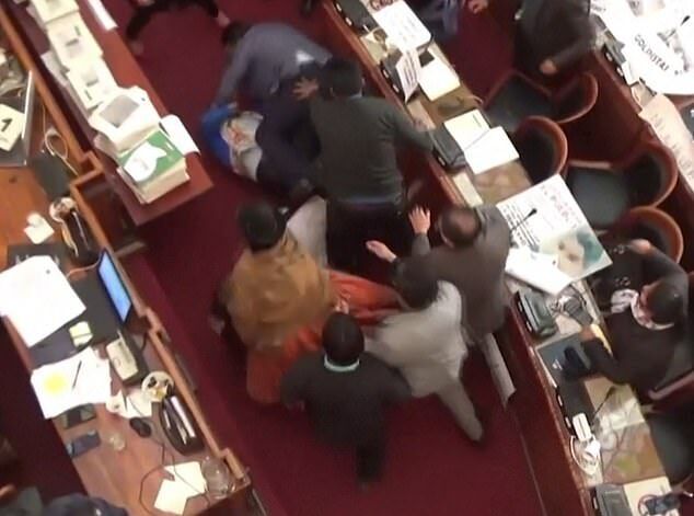 У Болівії депутати і сенатори влаштували бійку в парламенті. Фото і відео