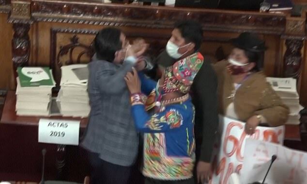 В Боливии депутаты и сенаторы устроили драку в парламенте. Фото и видео