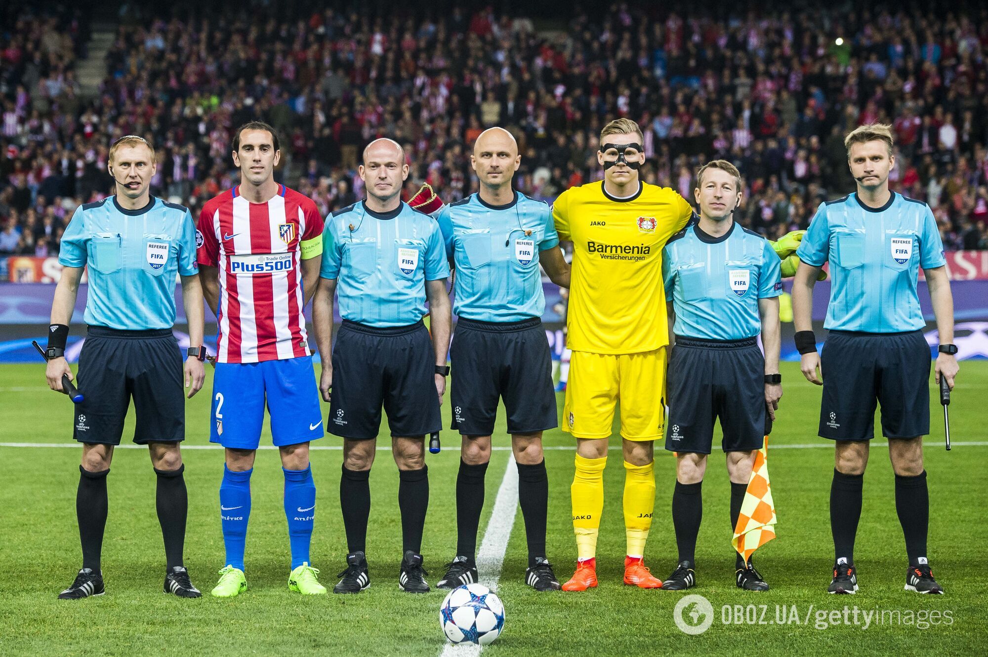 Сергей Лапочкин (крайний справа) перед матчем ЛЧ между "Атлетико" и "Байером"