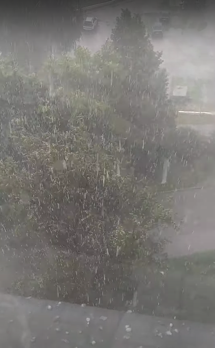 Харків і Чернівці накрила потужна злива з градом. Фото і відео
