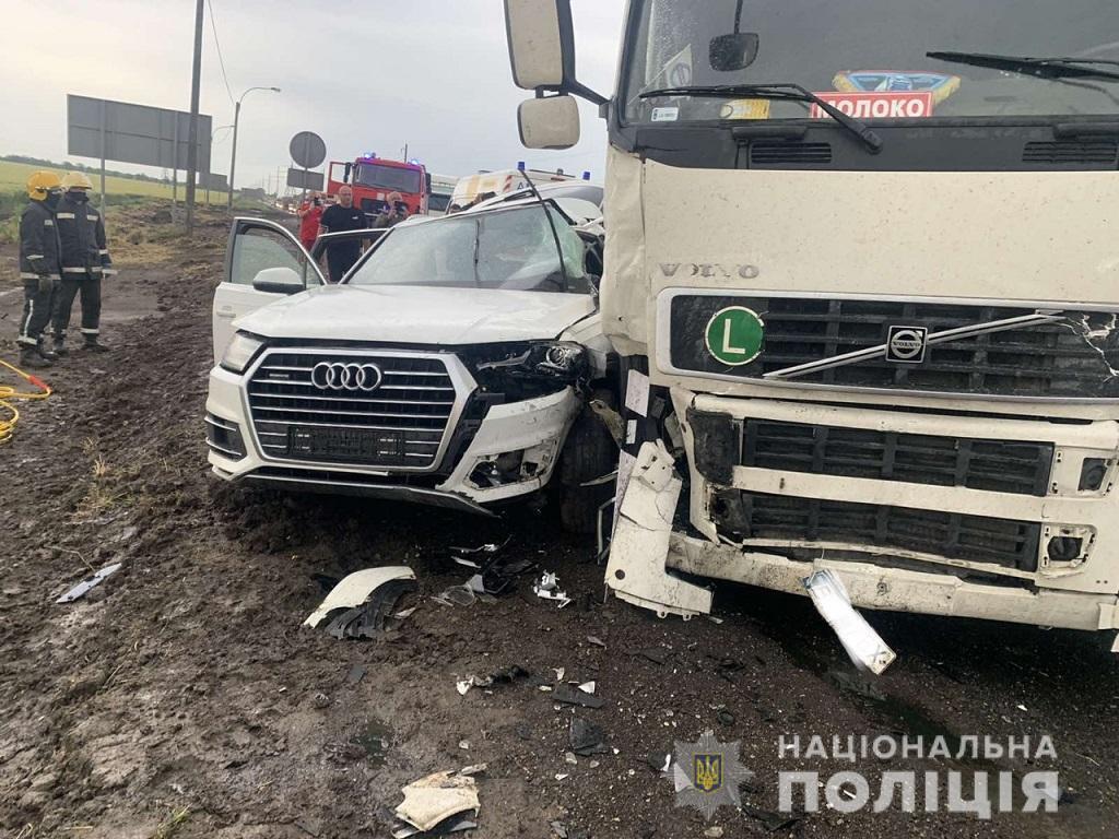 На Херсонщині в ДТП загинув "свободівець" із сім'єю: одну дитину рятують лікарі. Фото