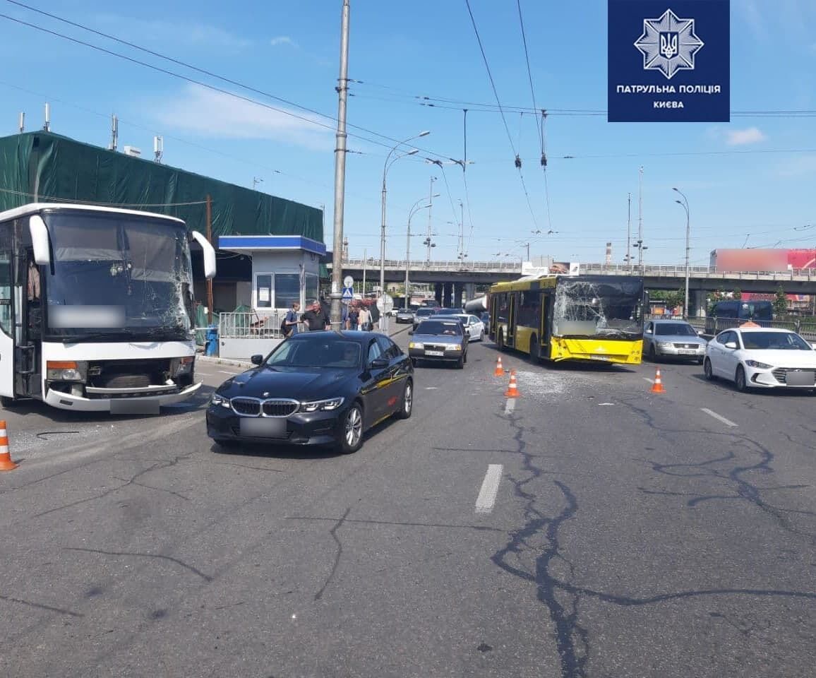 У столиці сталася аварія за участю автобусів.