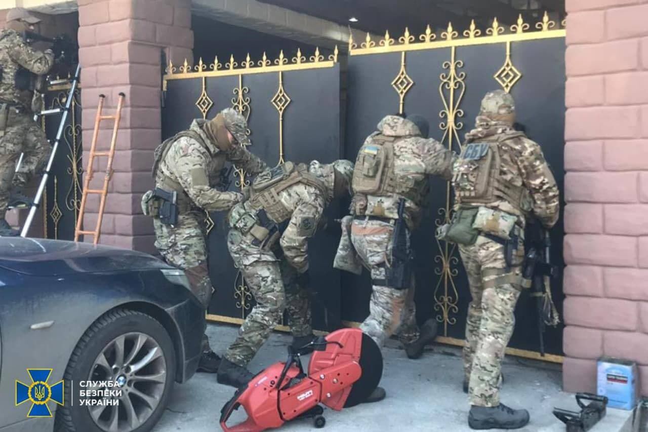 В мае СБУ разоблачила банду копов-наркодилеров и фейковых "советников" президента Украины