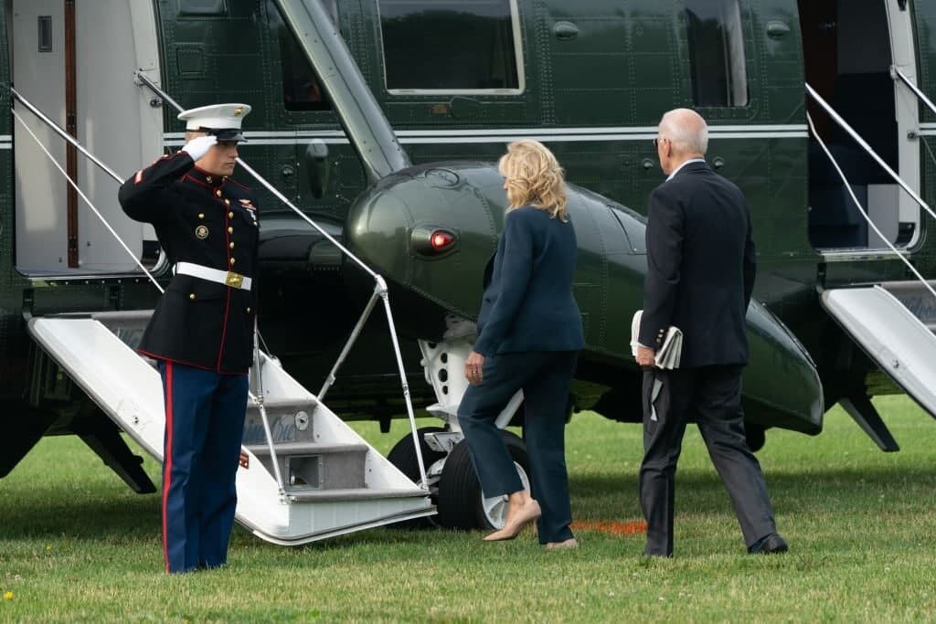 Президент США Джо Байден и первая леди США Джилл Байден садятся на вертолет, который доставит их в аэропорт