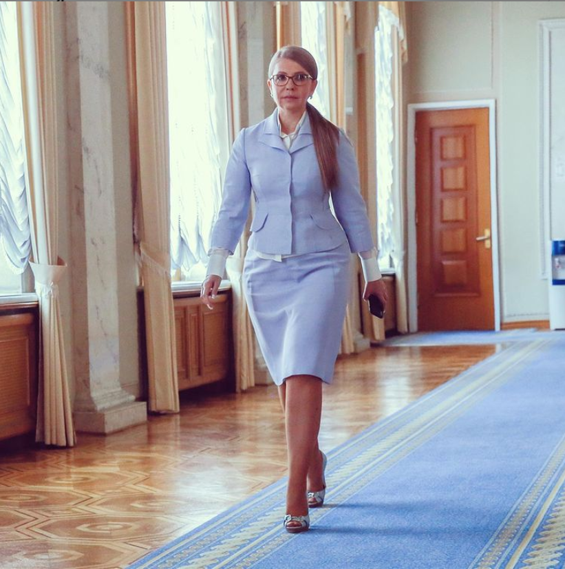 Юлія Тимошенко в блакитному костюмі