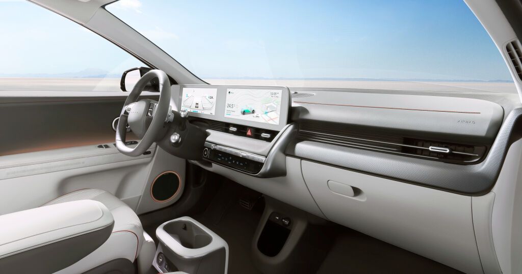 Уже в початковій комплектації автомобіль має цифровий кокпіт з двома 12,3-дюймовими екранами під загальним склом