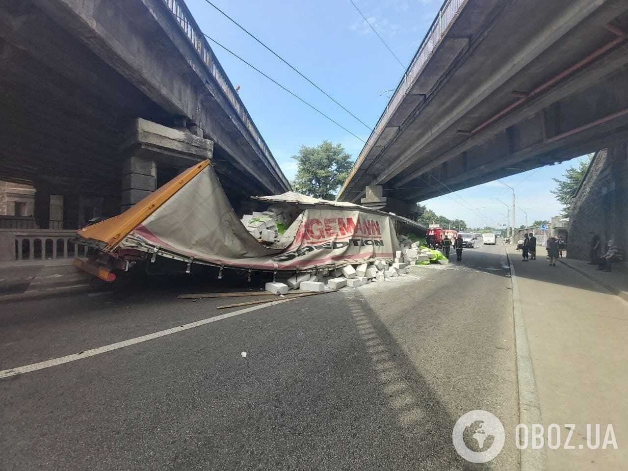 Спасатели отсоединили аккумулятор у грузовика.