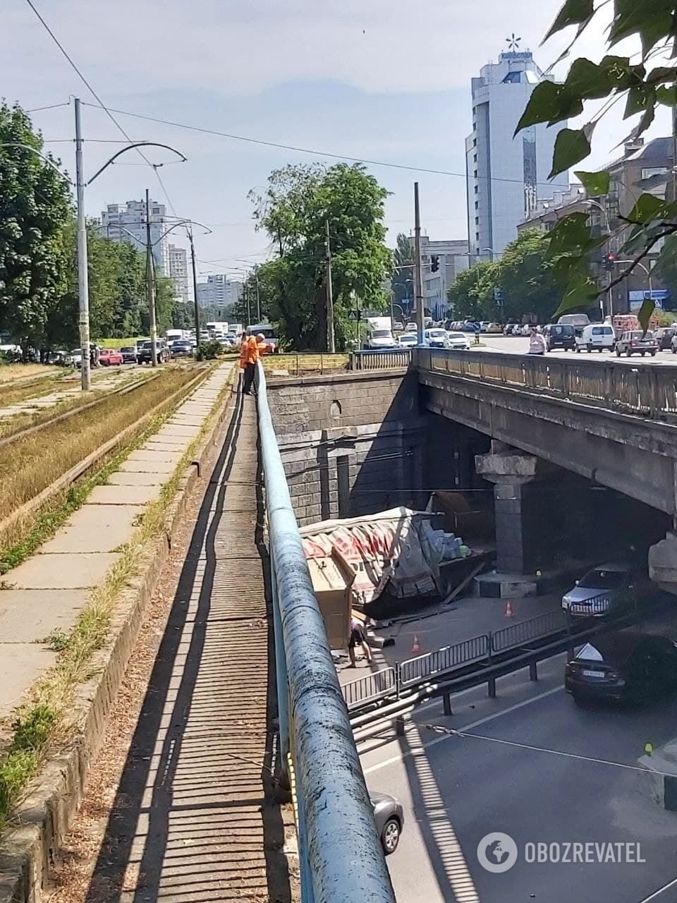 Конструкції шляхопроводу оглянули фахівці.