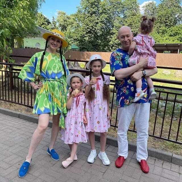 Дмитро Гордон з дружиною і доньками