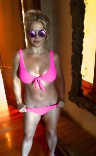 Брітні Спірс у рожевому купальнику
