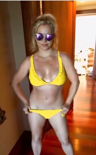Бритни Спирс в желтом купальнике