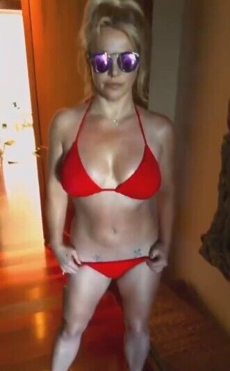 Бритни Спирс в красном купальнике