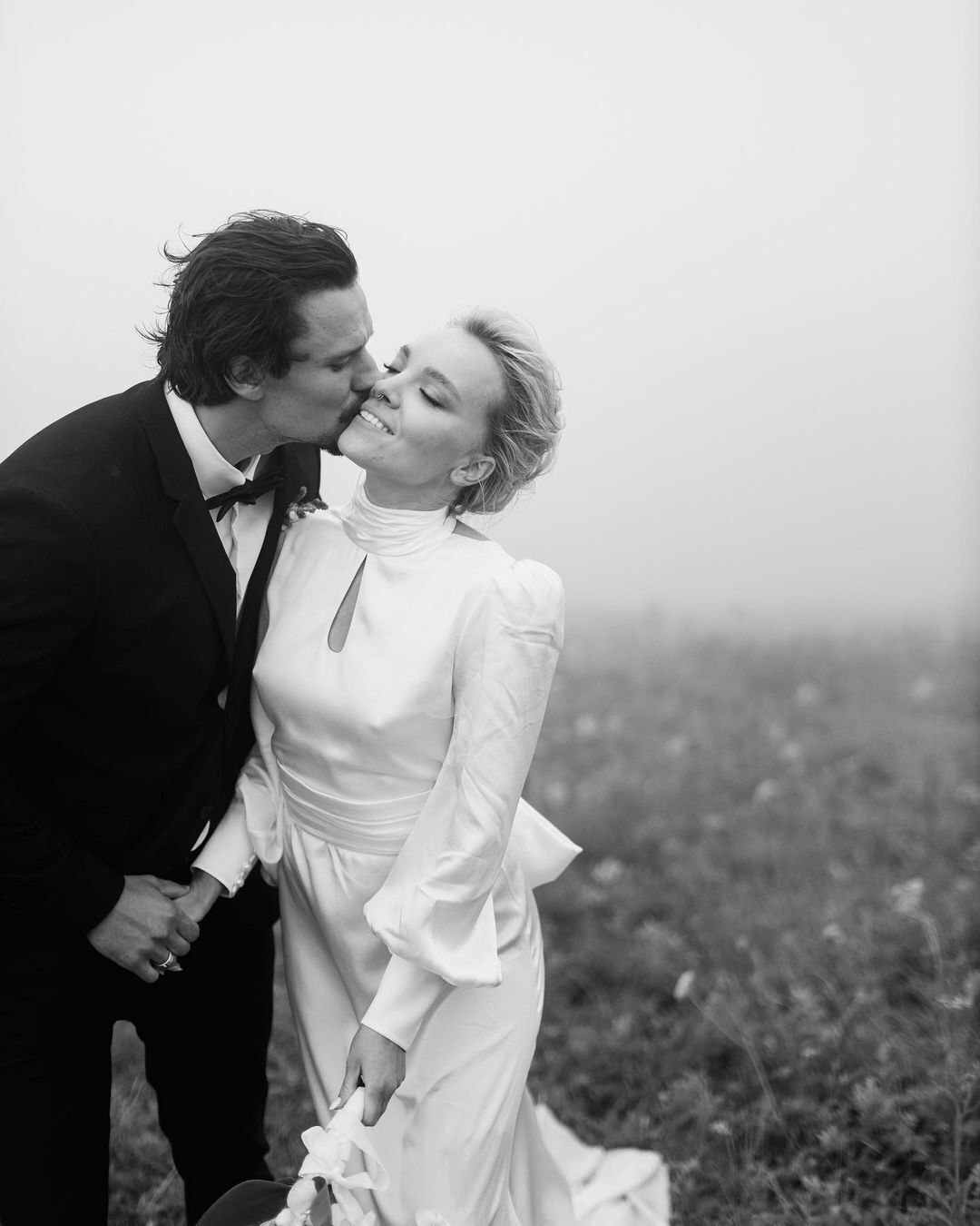 Тарас Цимбалюк влаштував весільну фотосесію з дружиною в горах