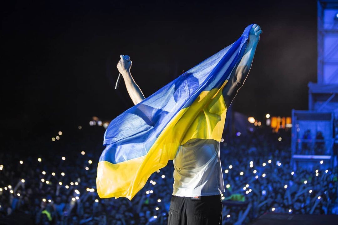 Вакарчук достал украинский флаг.