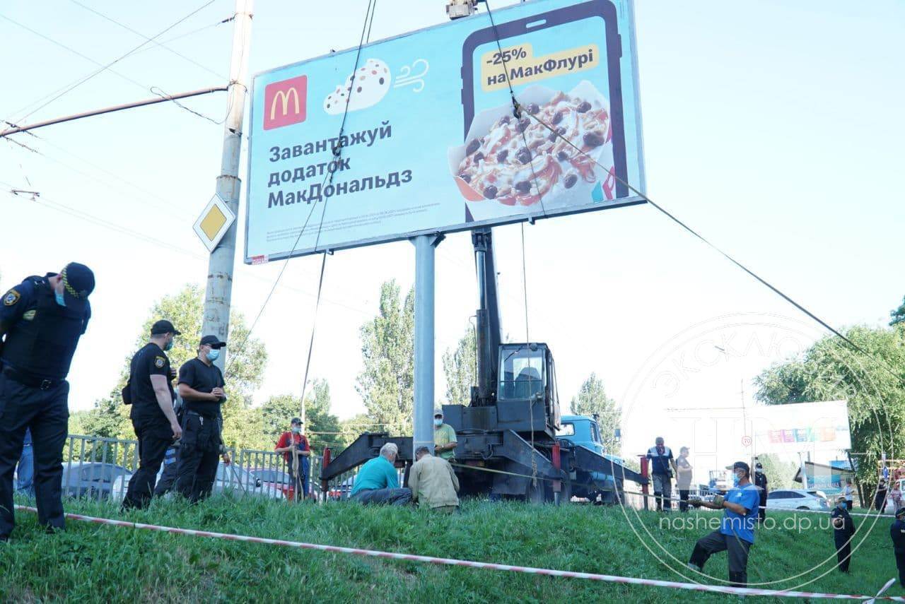 В Днепре люди Загида Краснова мешали демонтировать аварийные билборды