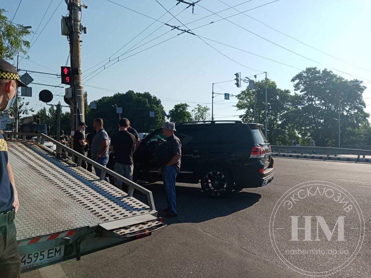 У Дніпрі прихильники Краснова блокували демонтаж аварійних білбордів. Фото