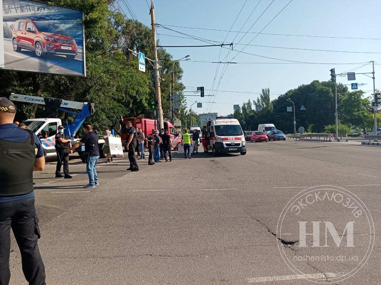 У Дніпрі прихильники Краснова блокували демонтаж аварійних білбордів. Фото